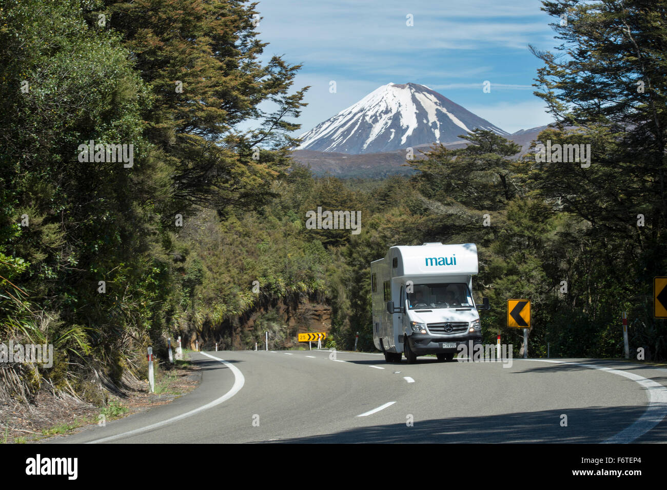 Maui Camper Van Reisen entlang einem windigen Teil der Dessert-Straße (SH1) in der Mitte der Nordinsel Neuseelands. Stockfoto