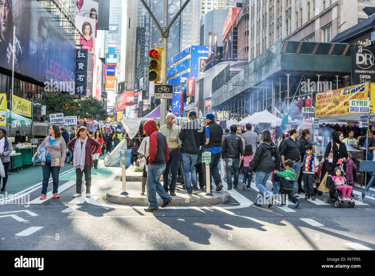 Broadway geschlossen Verkehr zum Straßenfest im Herzen des Times Square, wie Rauch aus frittierten Lebensmitteln vermischt sich mit teure Werbung Stockfoto