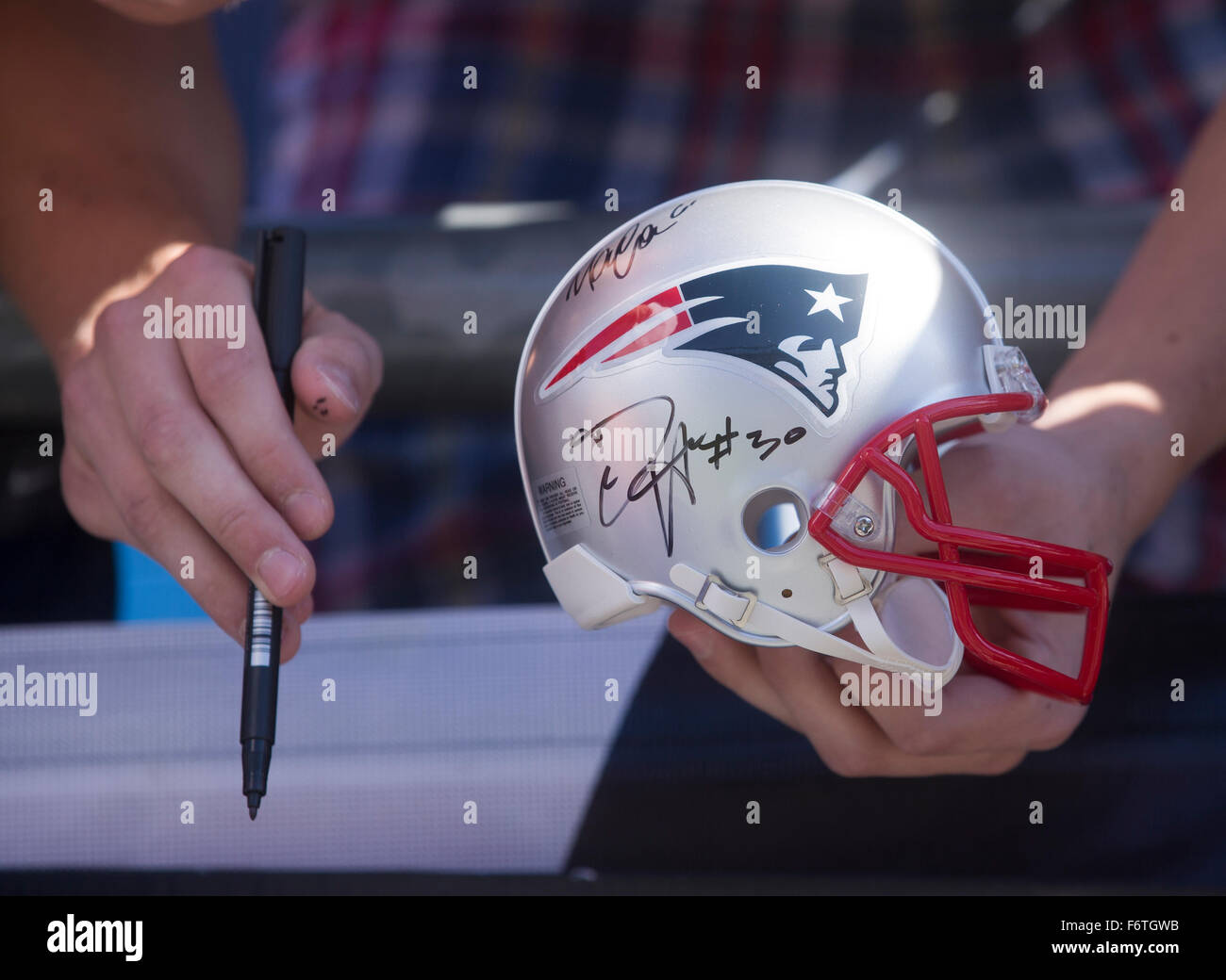 Ein Fußball-Fan Autogramme vor einem New England Patriots Football-Spiel zu versuchen. Stockfoto