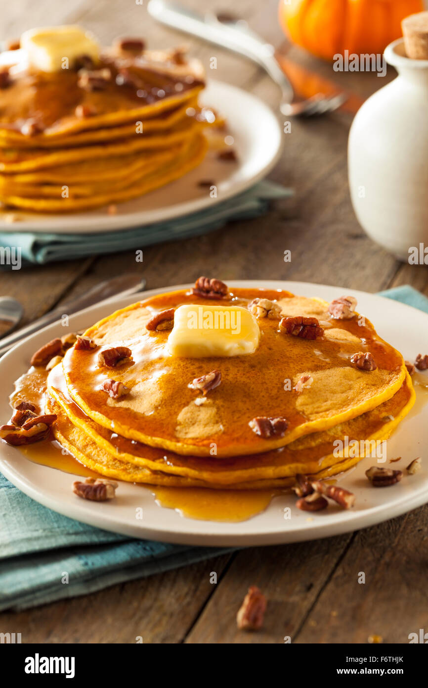 Hausgemachte Kürbis Pfannkuchen mit Butter Pecan-Nüssen und Ahornsirup Stockfoto