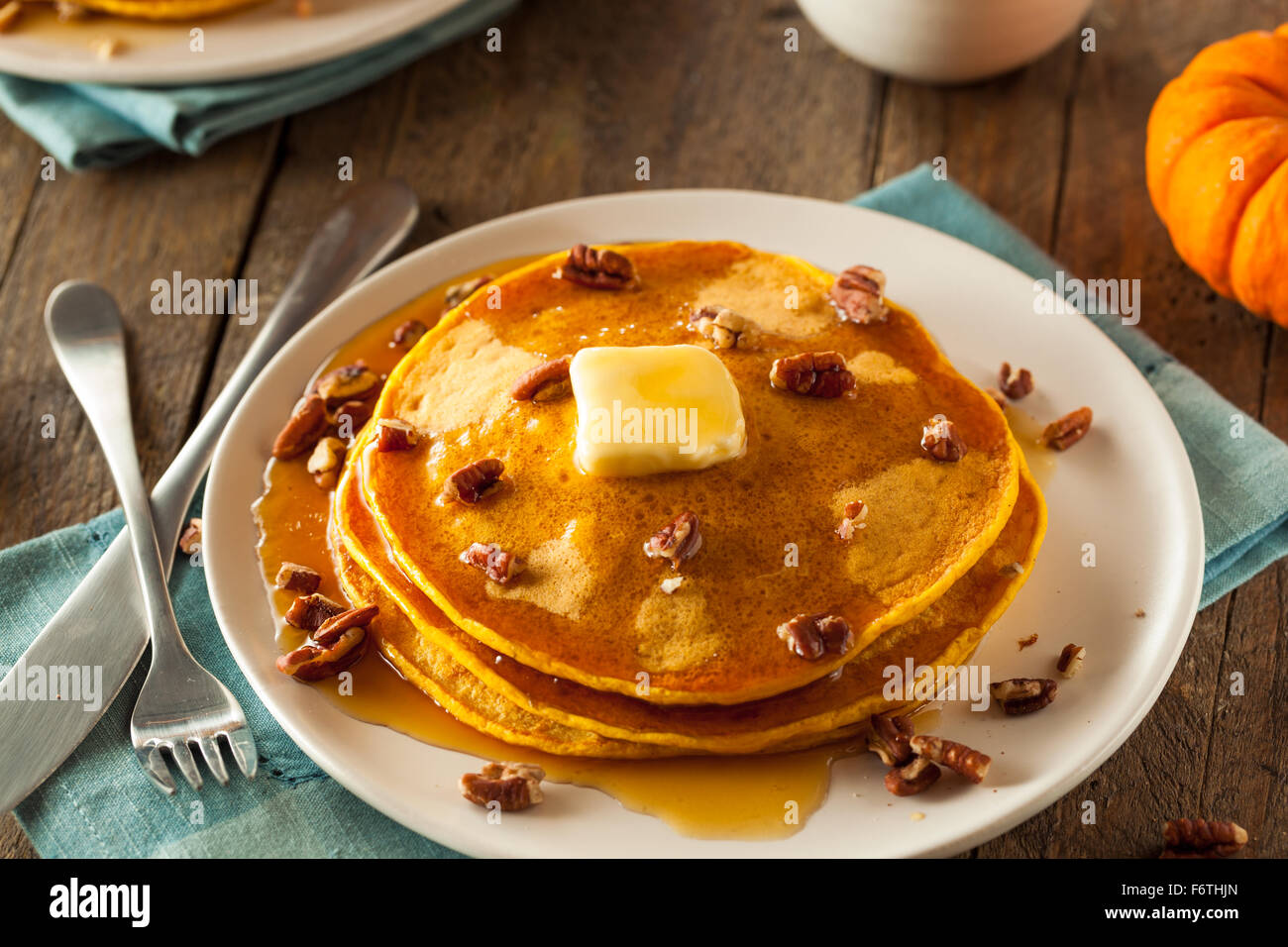 Hausgemachte Kürbis Pfannkuchen mit Butter Pecan-Nüssen und Ahornsirup Stockfoto