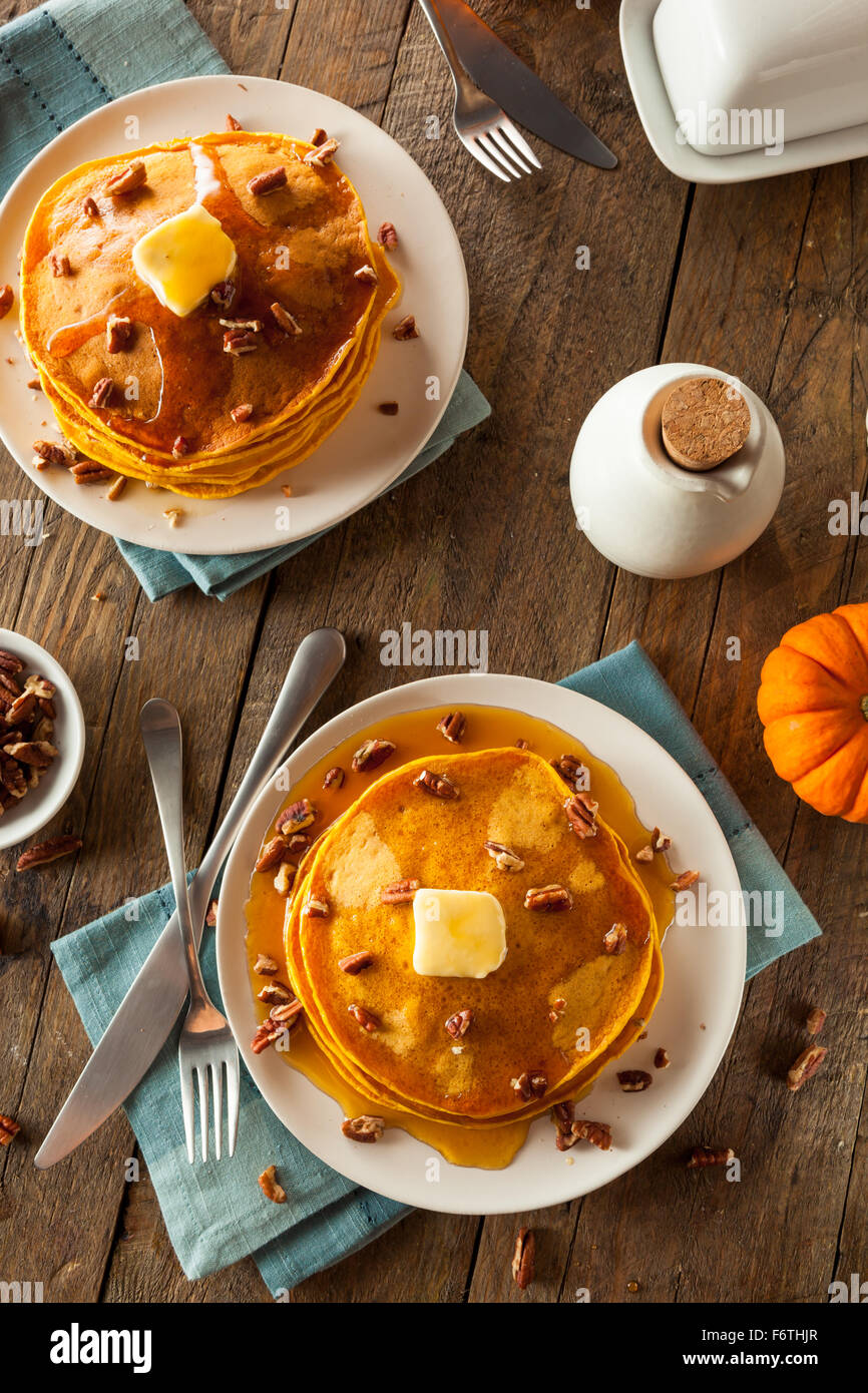 Hausgemachte Kürbis Pfannkuchen mit Butter Pecan-Nüssen und Ahornsirup Stockfoto