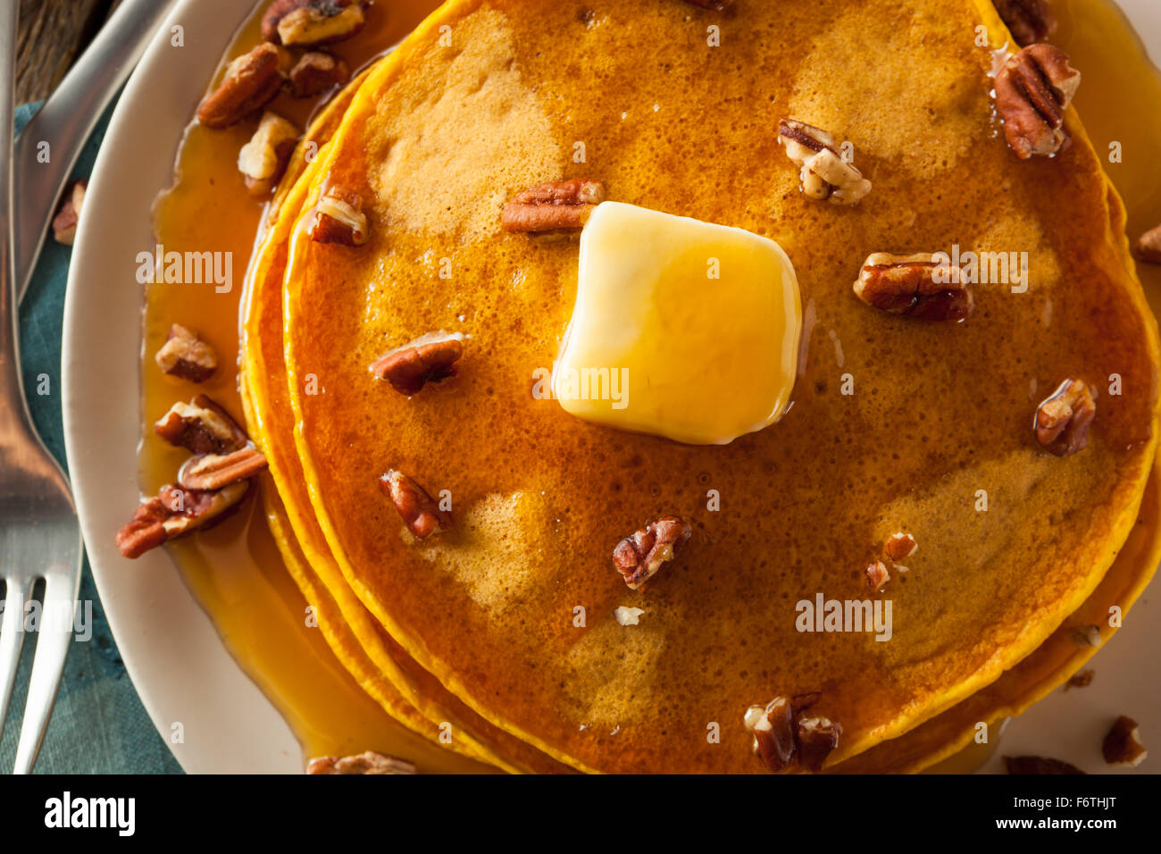 Hausgemachte Kürbis Pfannkuchen mit Butter Pecan-Nüssen und Ahornsirup Stockfoto