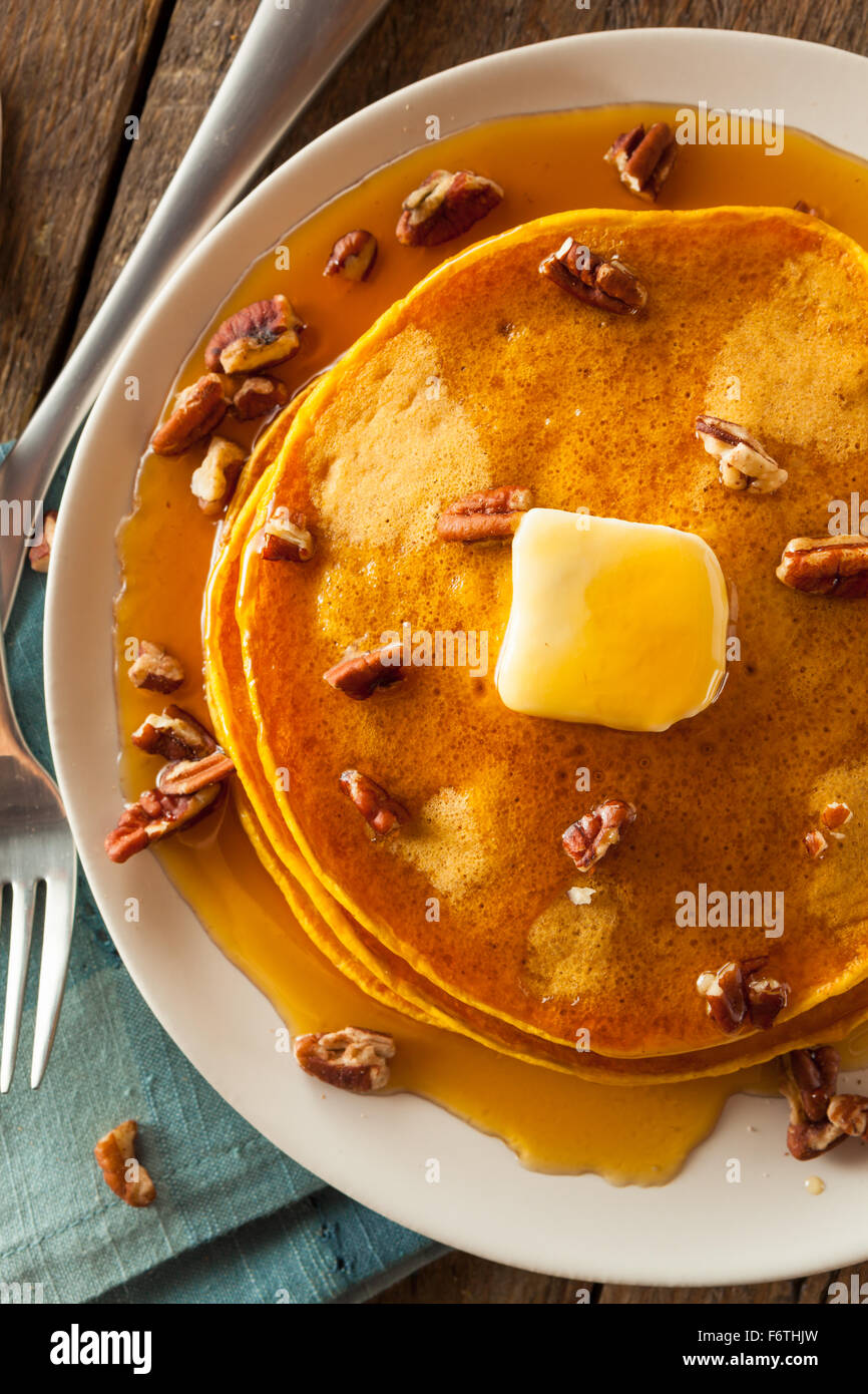 Hausgemachte Kürbis Pfannkuchen mit Butter Pecan-Nüssen und Ahornsirup Stockfoto