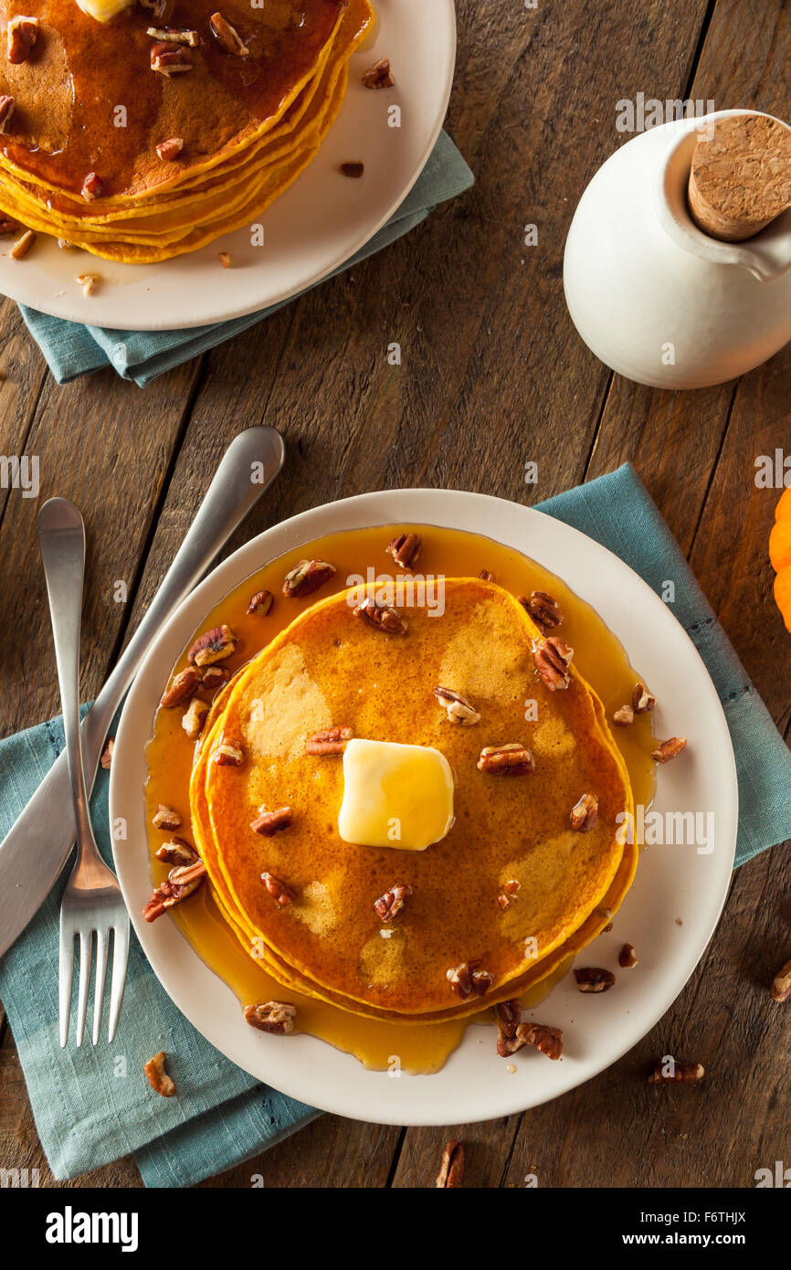 Hausgemachte Kürbis Pfannkuchen mit Butter Pecan-Nüssen und Ahornsirup Stockfoto