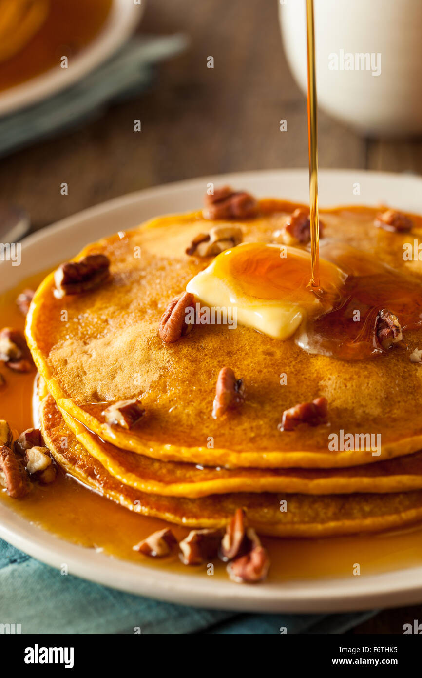 Hausgemachte Kürbis Pfannkuchen mit Butter Pecan-Nüssen und Ahornsirup Stockfoto