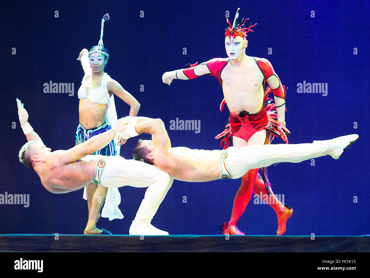 Houston, Texas, USA. 19. November 2015. 19. November 2015: Cirque du Soliel Akrobaten führen während der Eröffnungsfeier der Weltmeisterschaft 2015 in Houston, Texas. Bildnachweis: Brent Clark/Alamy Live-Nachrichten Stockfoto