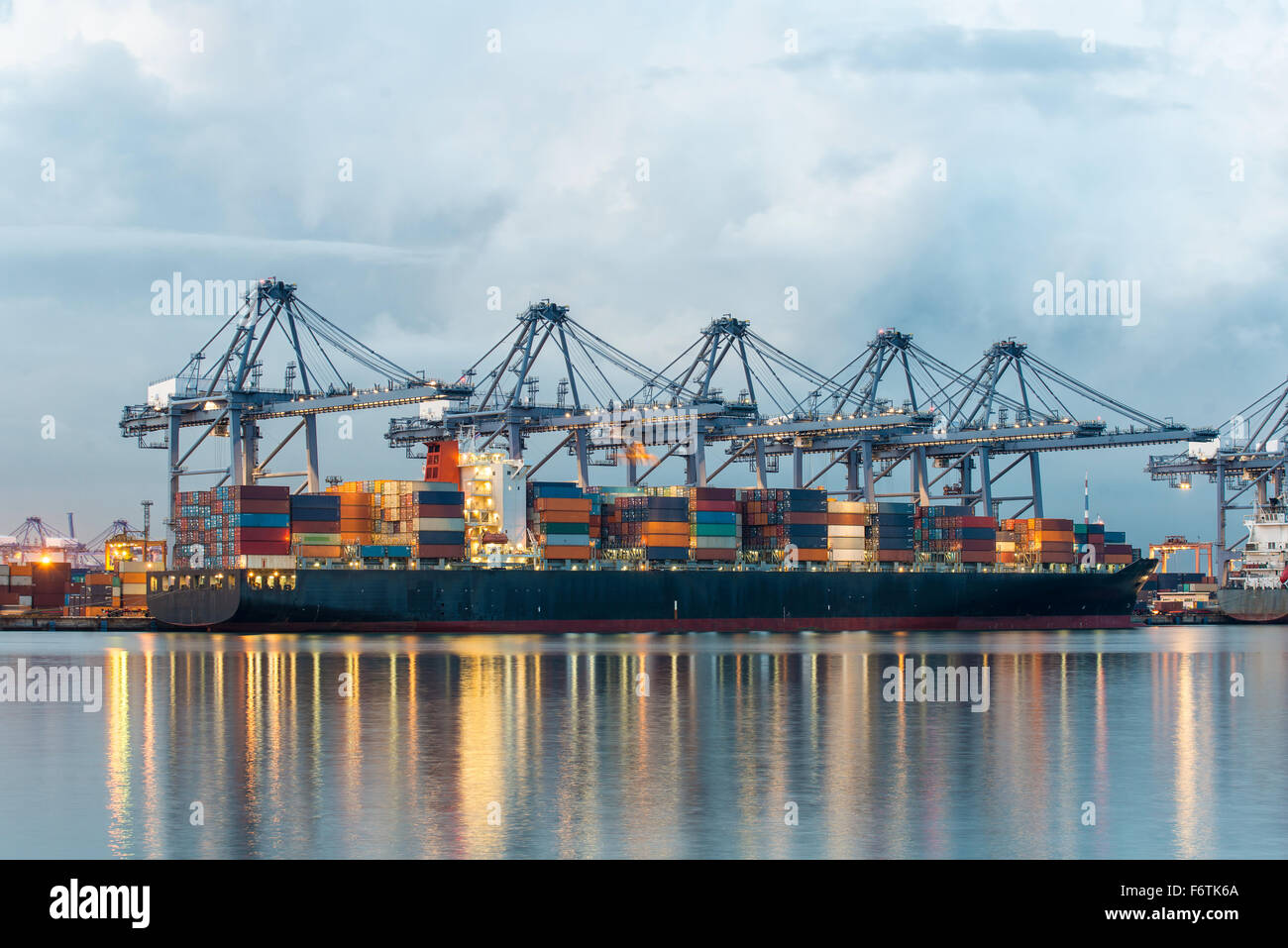 Container Cargo Fracht Versenden mit Kranbrücke in Werft für Logistik Import/Export Hintergrund arbeiten Stockfoto