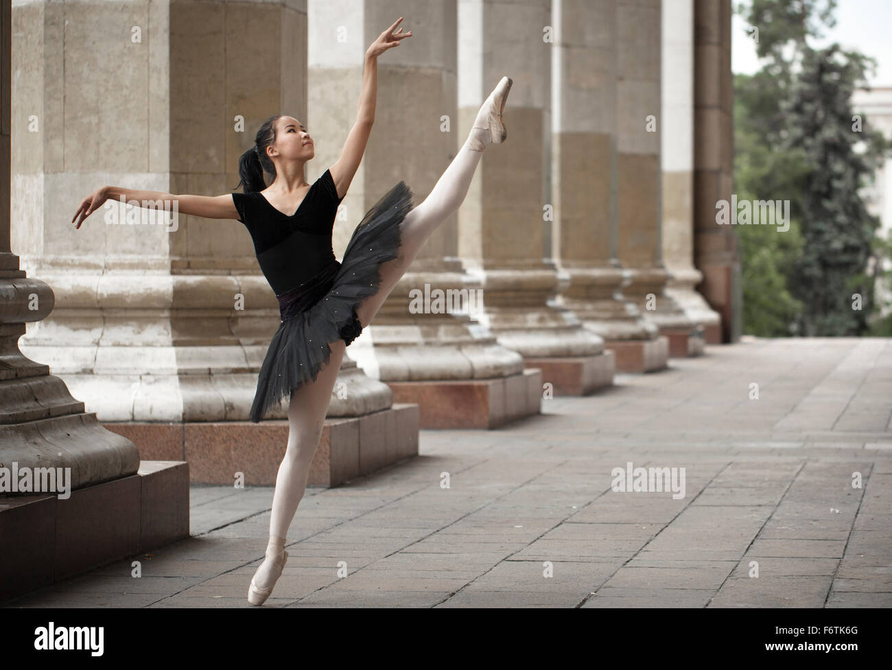 Mädchen-Ballerinas auf Zehenspitzen auf der Straße stehen Stockfoto