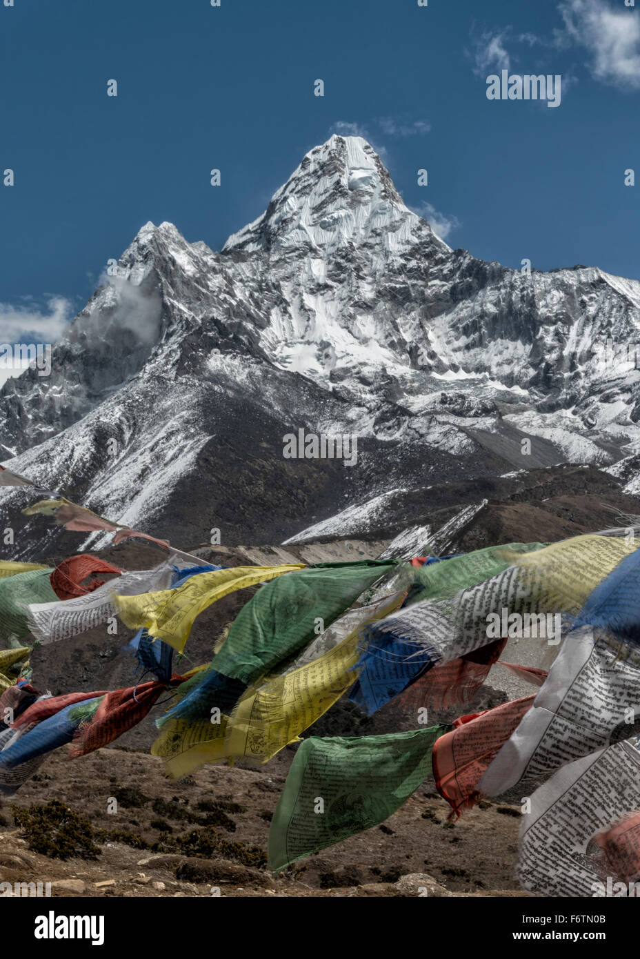 Nepal, Himalaya, Khumbu, Pangboche, Ama Dablam und Gebet Flaggen Stockfoto