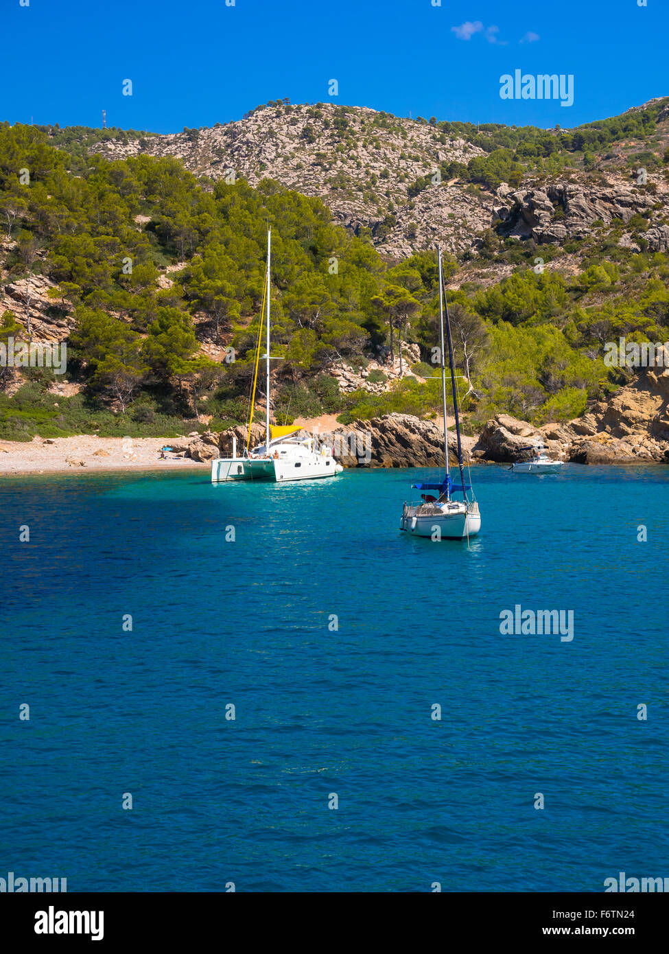 Spanien, Mallorca, Region Andratx, Punta de Sa Dent, Strand und Boote Stockfoto