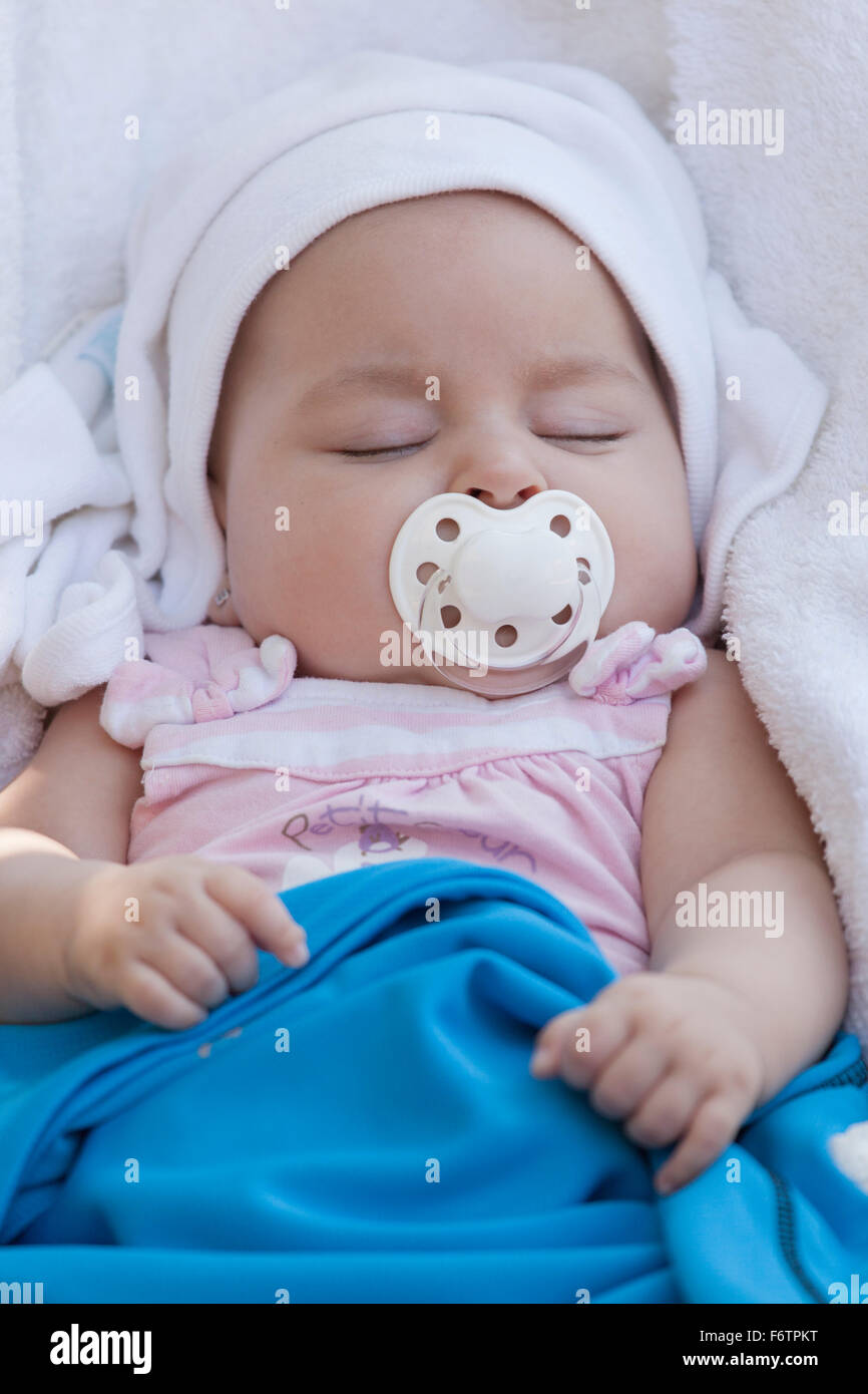 Porträt von schlafendes Babymädchen mit Schnuller Stockfoto