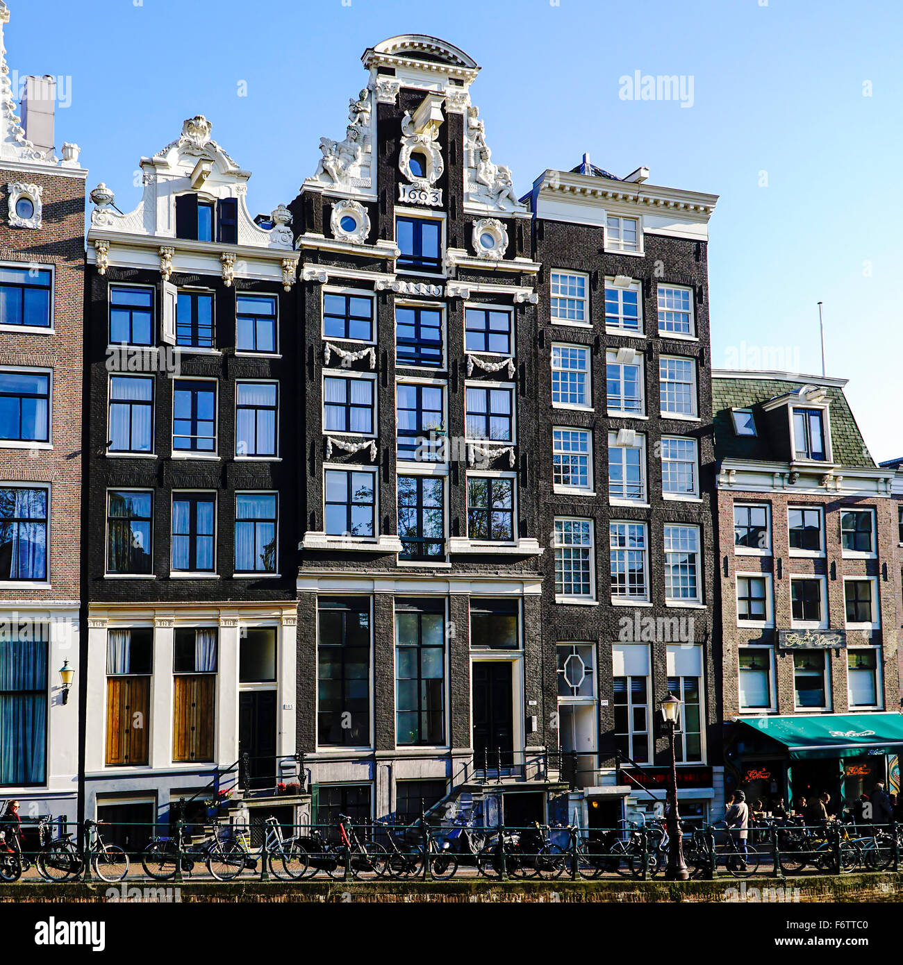 Niederlande, Amsterdam, Blick zum Kanal befindet sich in der Altstadt Stockfoto