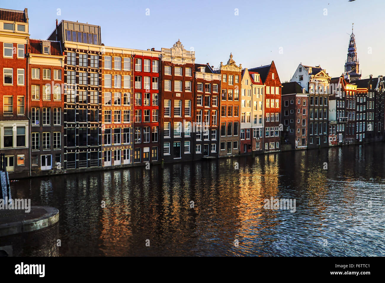 Niederlande, Amsterdam, Damrak, Blick zum Kanal Häuserzeile in der Altstadt Stockfoto