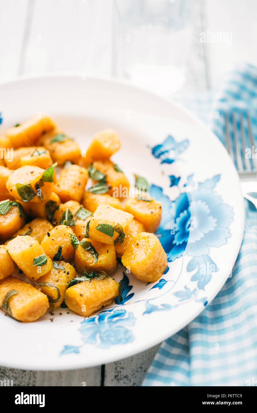 Teller mit hausgemachten Kürbis Gnocchi mit Salbei Stockfoto