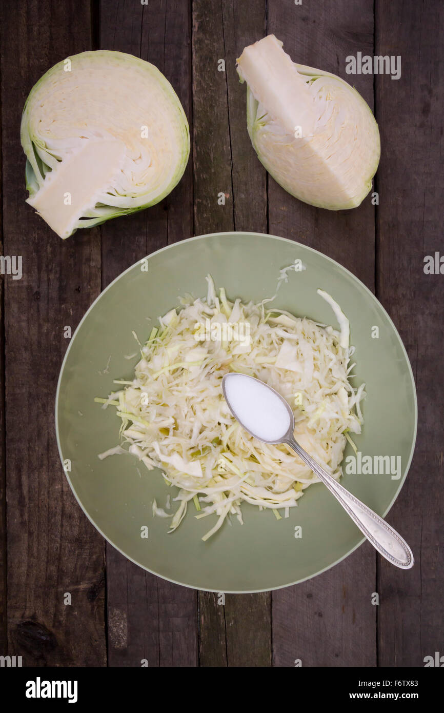 Sauerkraut vergären, Erhaltung Glas Stockfoto