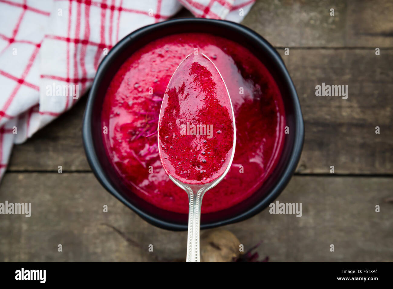 Löffel und Schüssel mit rote Bete Suppe Stockfoto