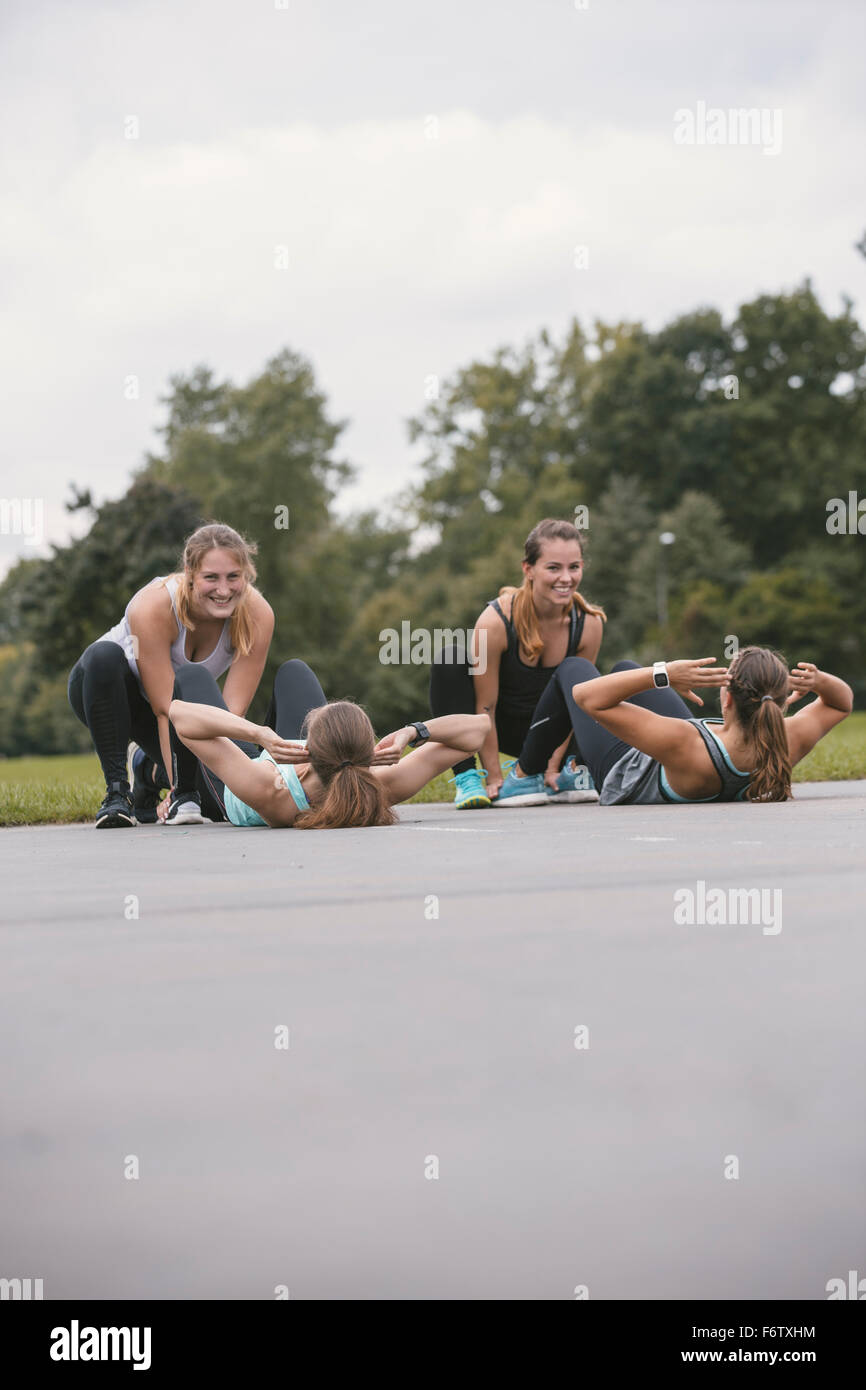 Vier Frauen, die eine Outdoor-Bootcamp-Training Stockfoto