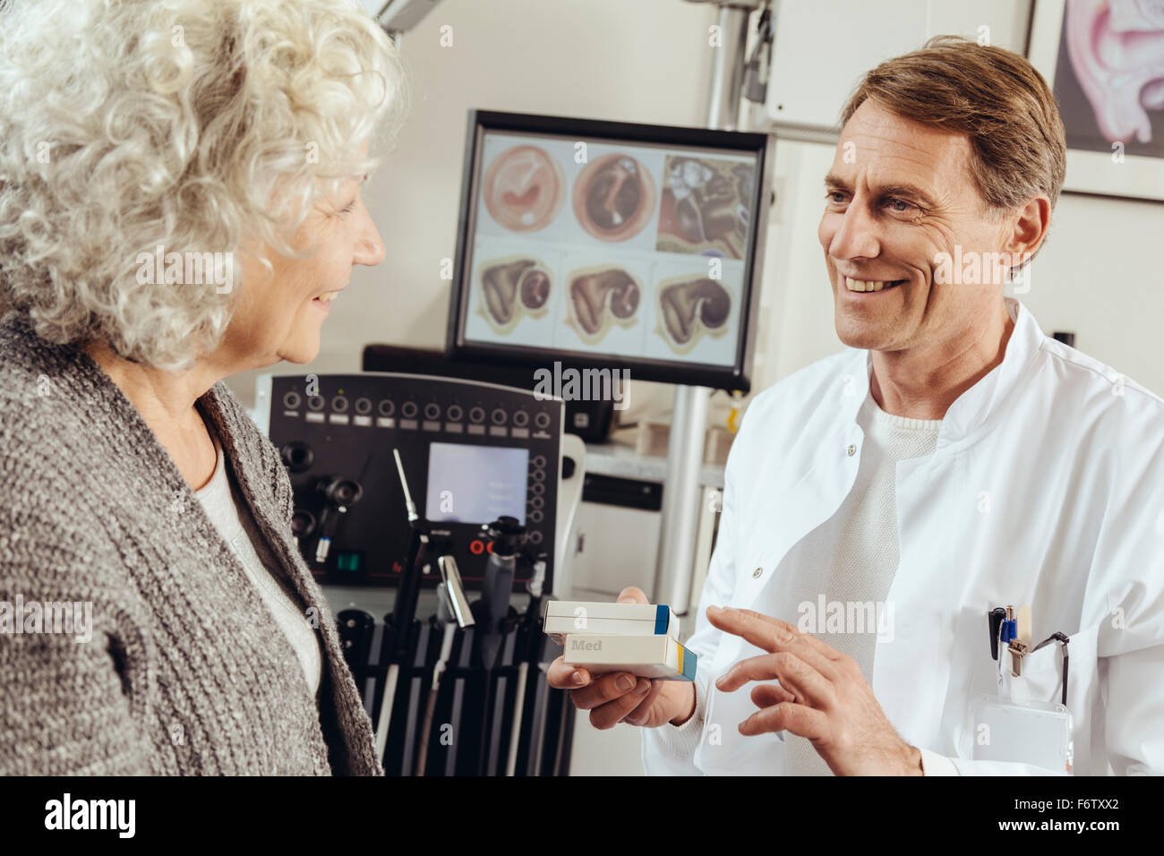 Ältere Patienten verschreibungspflichtige Medikamente vom Arzt bekommen Stockfoto