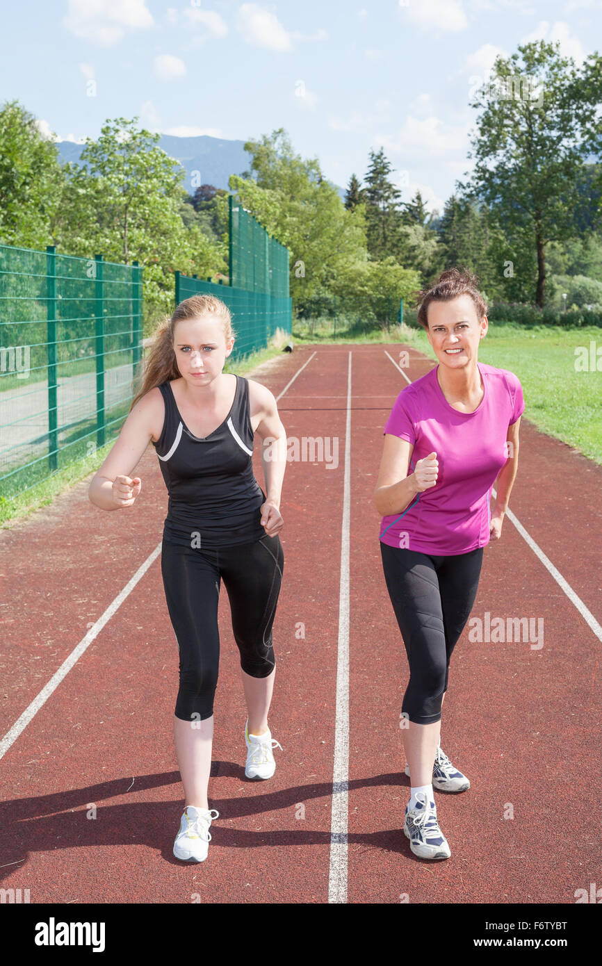 Zwei Frauen Ready to Race auf der Laufstrecke Stockfoto