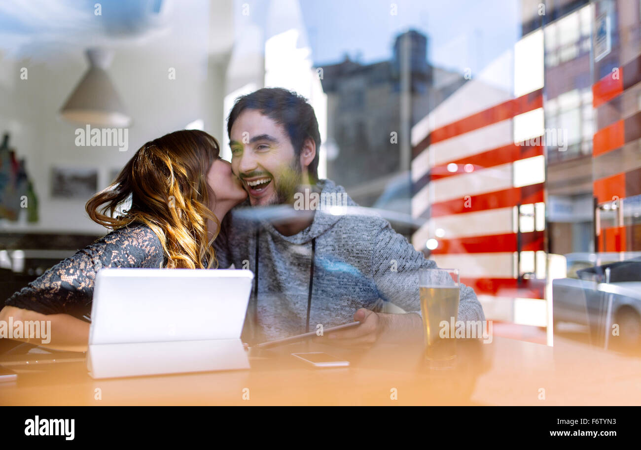 Glückliches junges Paar mit digital-Tablette in einer Kneipe Stockfoto