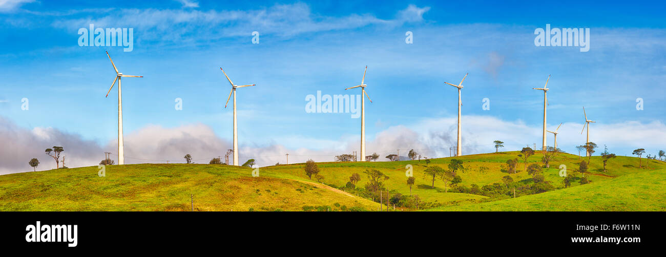 Horizontale Achse Windkraftanlagen in der Nähe von Nuwara Eliya. Sri Lankda. Panorama Stockfoto