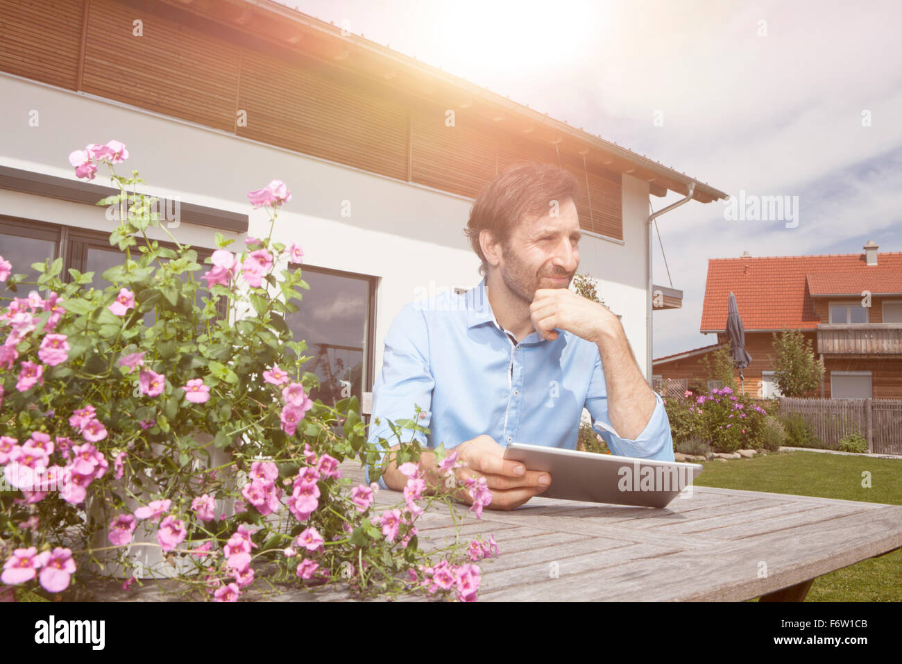 Mann mit digital-Tablette im Garten Stockfoto