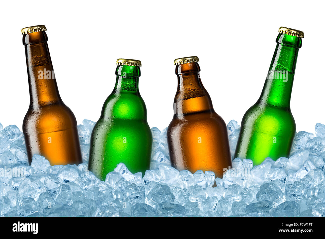 grünen und braunen Bierflaschen auf Eis Stockfoto
