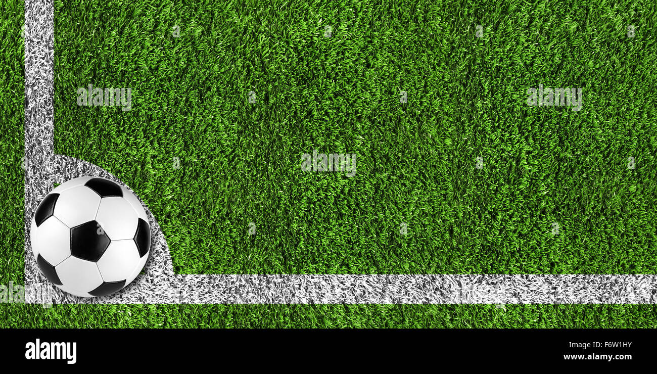 Retro-Fußball auf dem Rasen Stockfoto