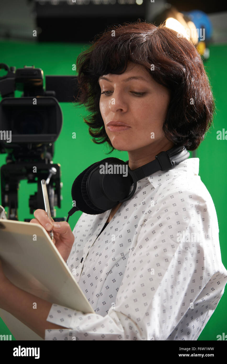 Floor-Manager im Fernsehstudio Stockfoto