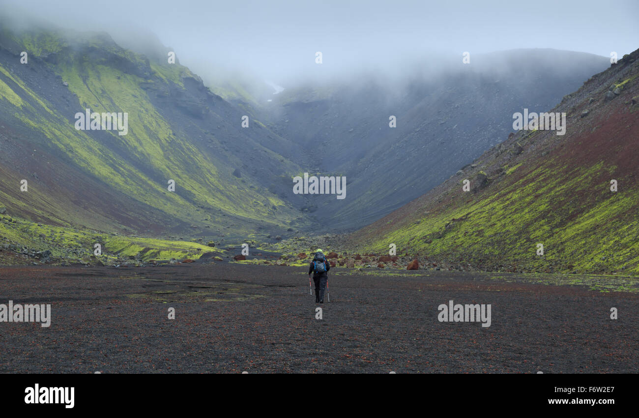 Weibliche Wanderer in den Canyon des Nationalparks Eldgja in Island an einem regnerischen Tag. Stockfoto