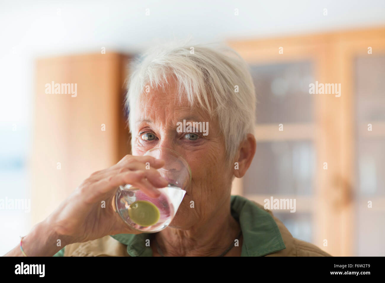 Porträt von weißen Haaren senior Frau Glas Wasser trinken Stockfoto