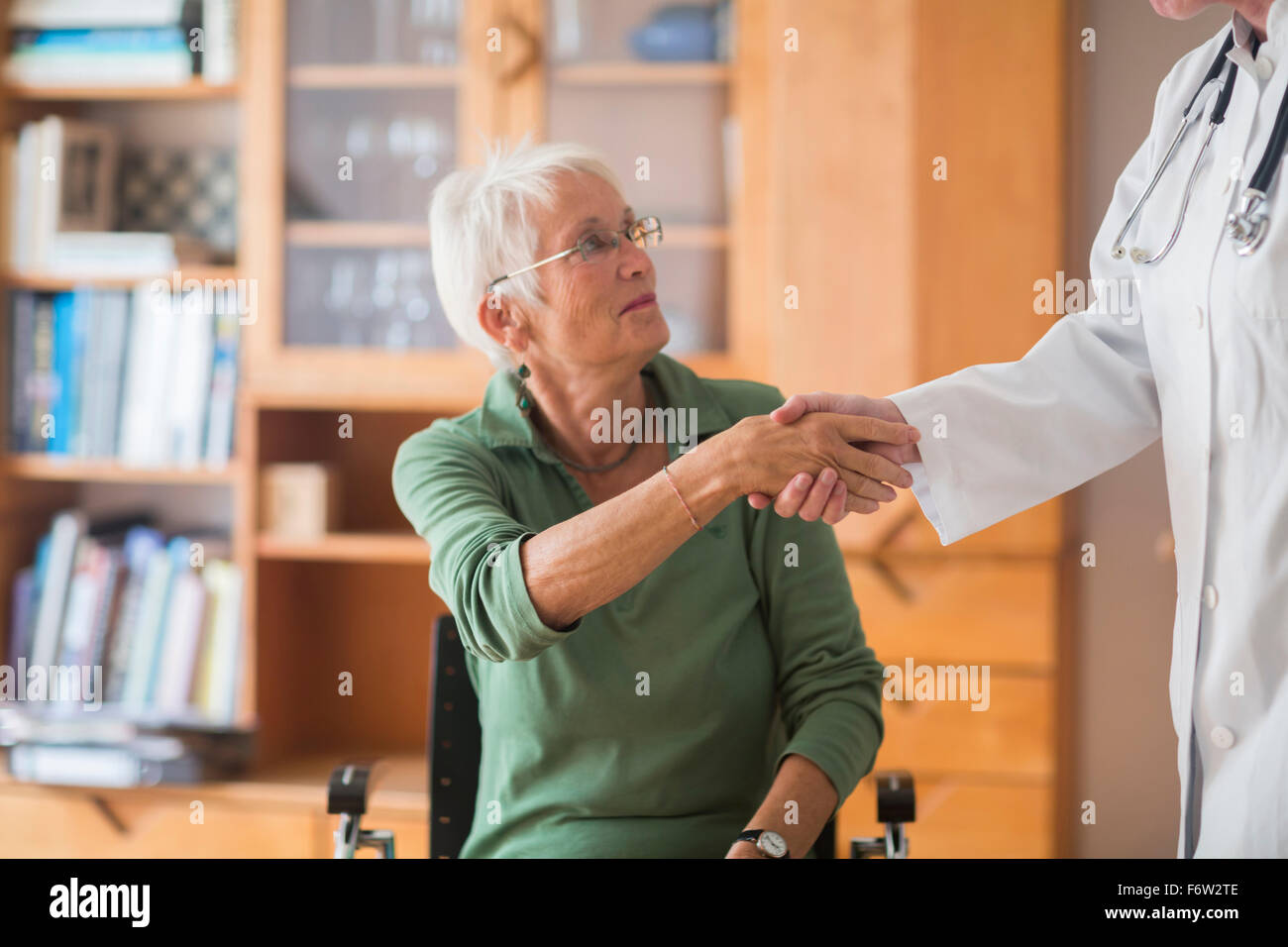 Weißen Haaren senior Frau Händeschütteln mit ihrem Arzt Stockfoto