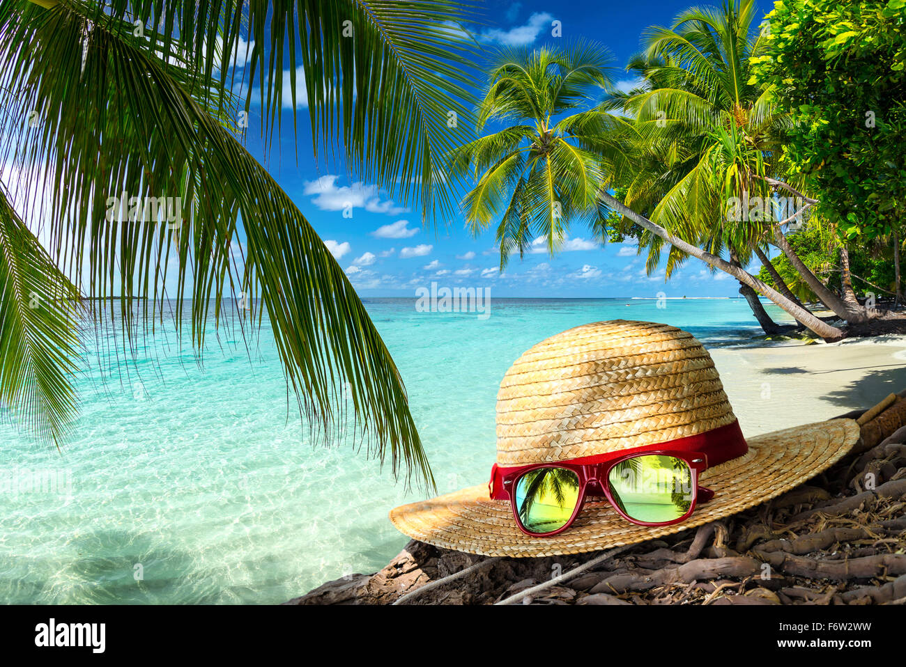 Stroh Hut und eine Sonnenbrille vor Paradiesstrand Stockfoto