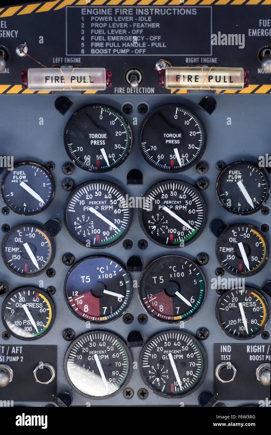 Flugzeug-Dashboard mit vielen Rundinstrumente Stockfoto