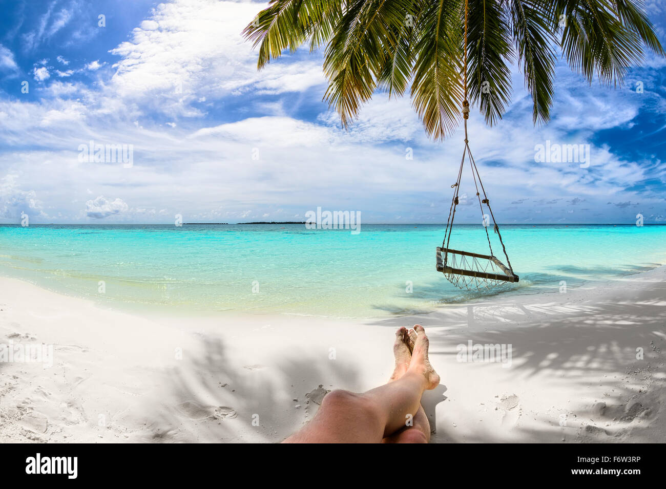 sandigen Füßen am Strand unter Coco palm Stockfoto