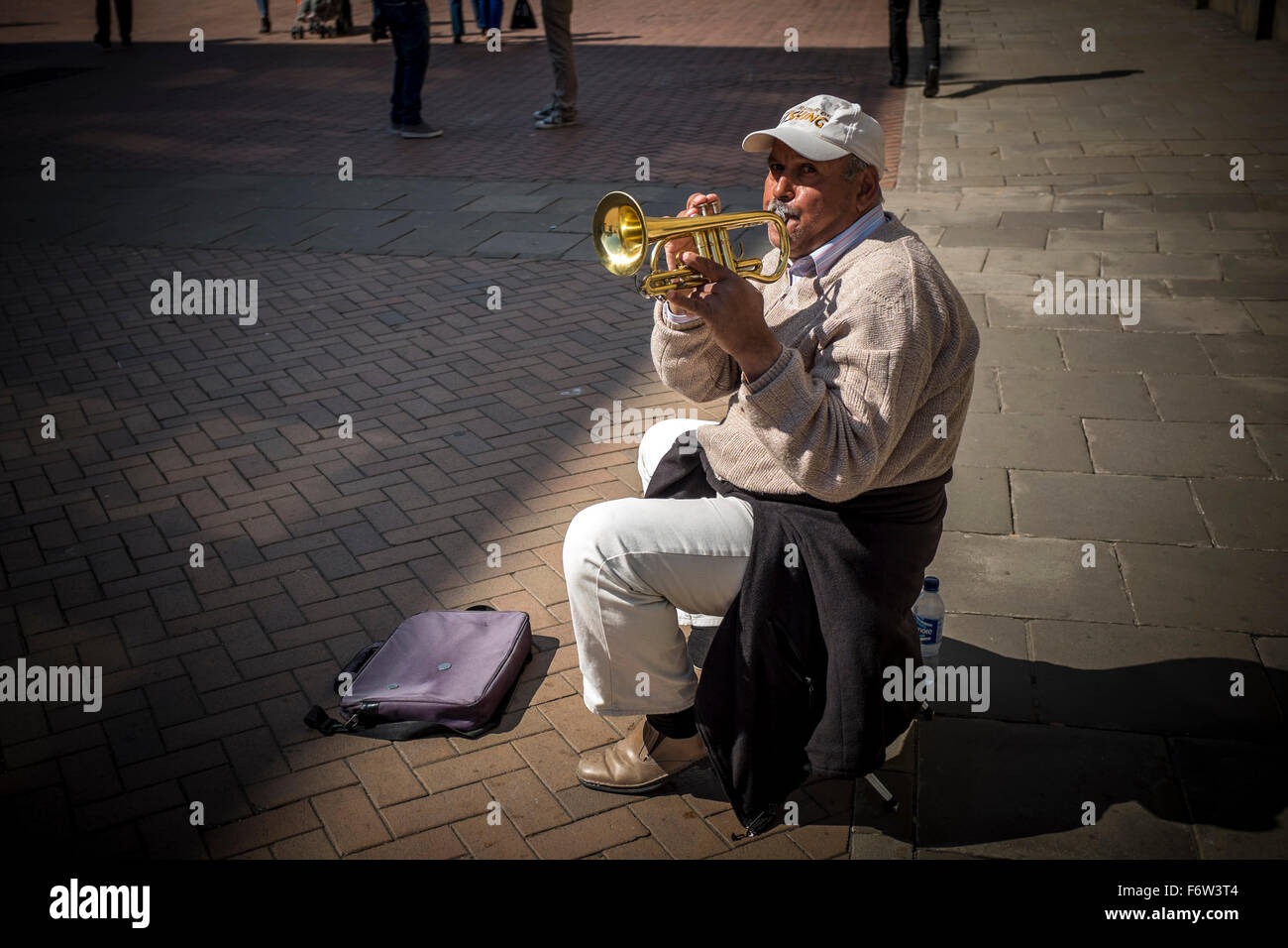 Straßenmusiker spielen Trompete in Straße von Birmingham, UK Stockfoto