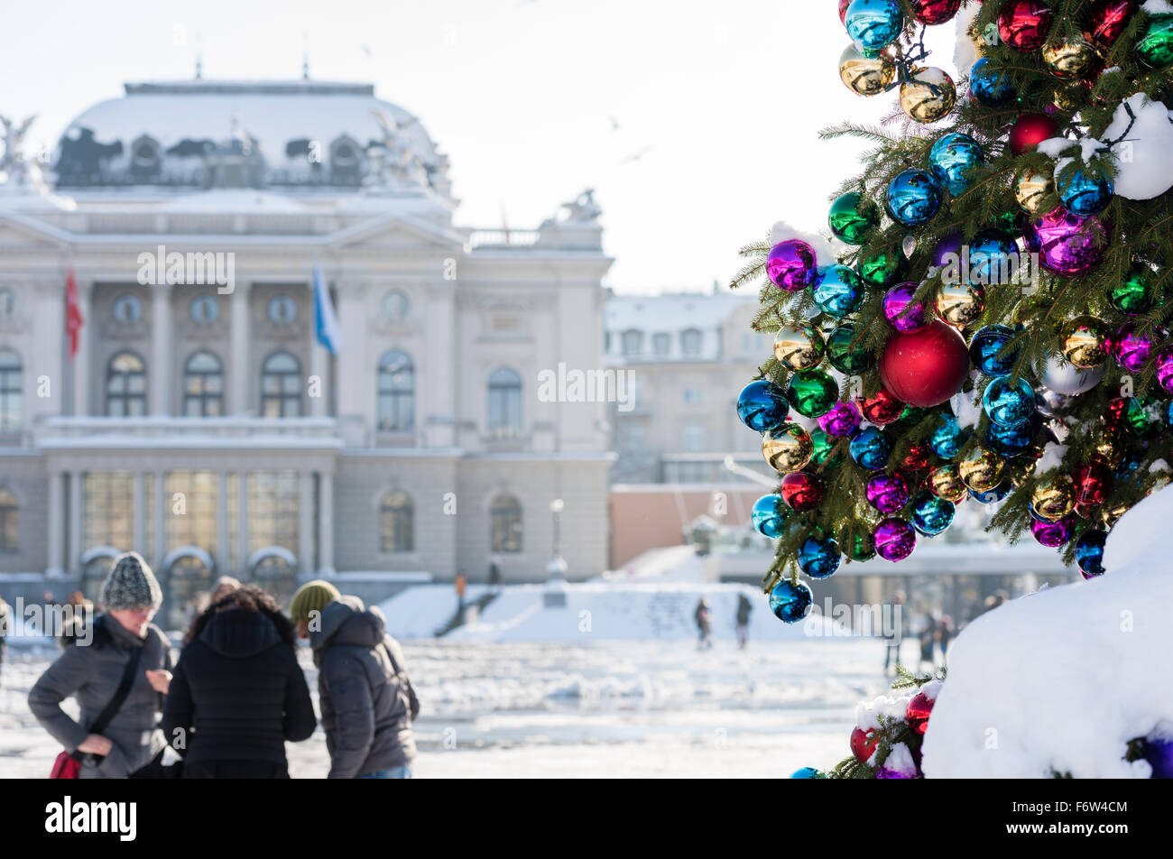 Bunte Weihnachtskugel Ornamente auf einen riesigen Weihnachtsbaum auf