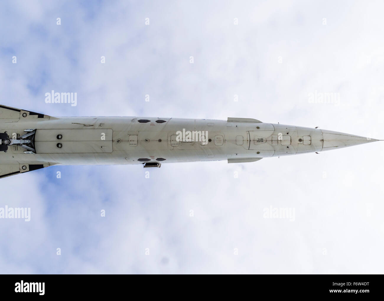 Blick von unten auf die Nase einen ausrangierten Concorde Überschall-Passagierflugzeug. Stockfoto