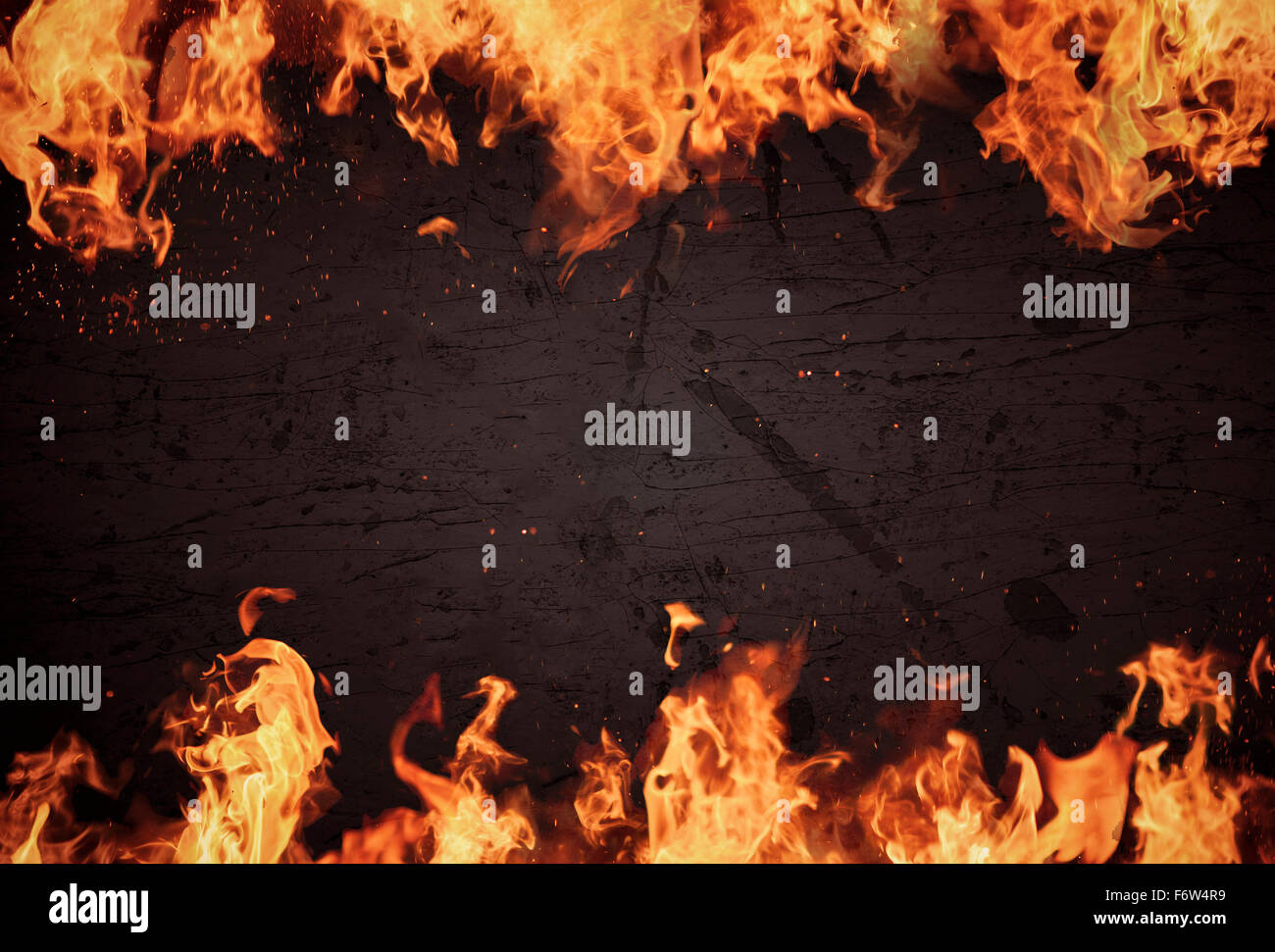 Lodernden Flammen über dunklen Hintergrund Stockfoto