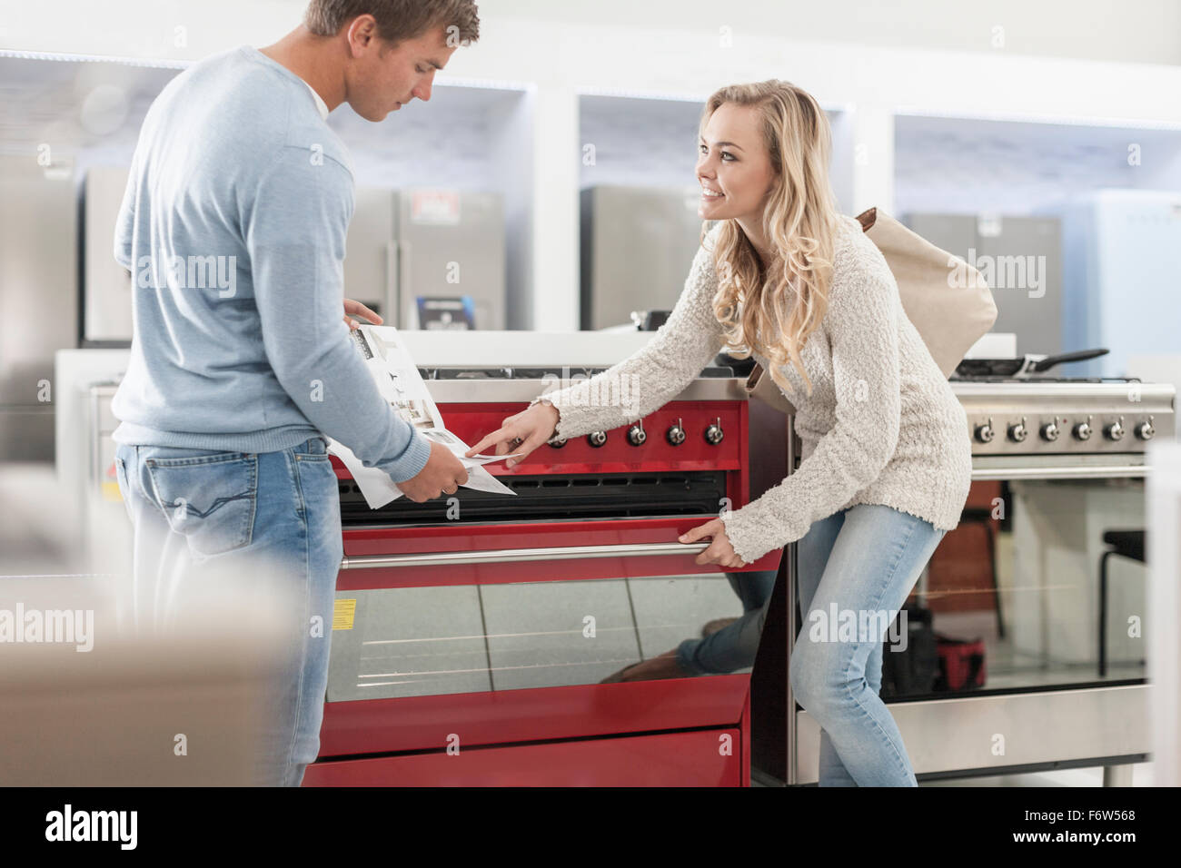 Junges Paar einkaufen Küchenausstattung Stockfoto