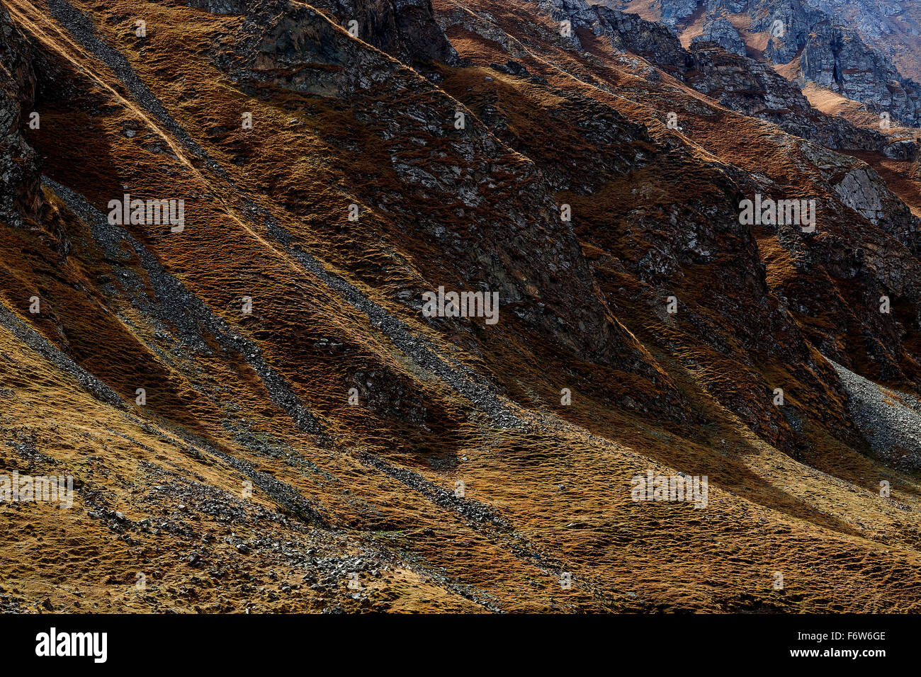 Tien-Shan-Berge in Herbstfarben, Autonome Region Xinjiang, China. Stockfoto