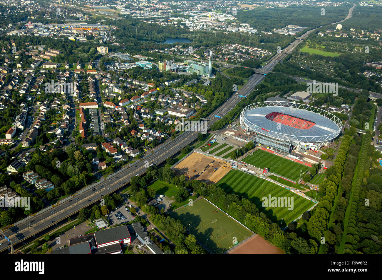 Fußballstadion, Bay Arena Leverkusen, 1. Bundesliga, Autobahnabschnitt zwischen der Leverkusen-Kreuzung und der Autobahn Stockfoto