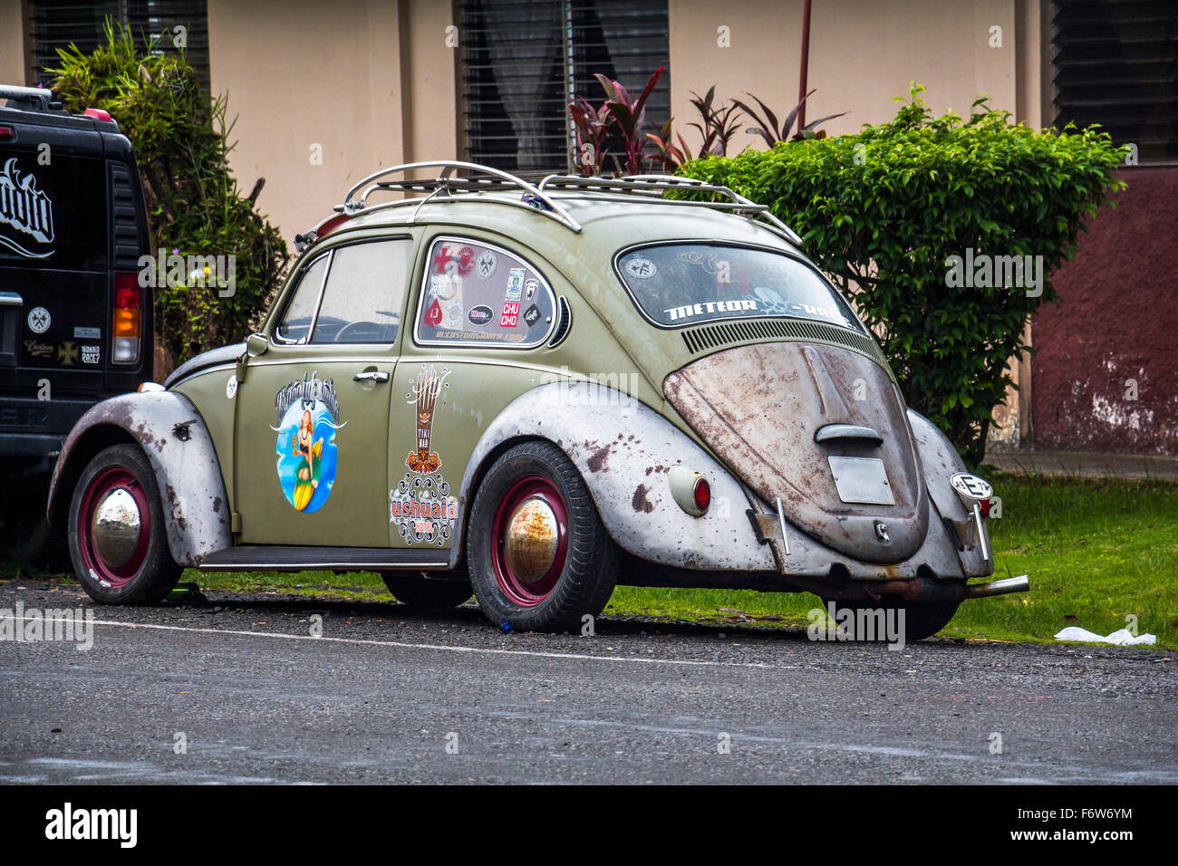 BOCAS DEL TORO, PANAMA - 9. September 2015: Alte Oldtimer mit vielen Tattoos von 1976 ist in der Stadt Zentrum von Bocas del Toro in Panama parken. Stockfoto