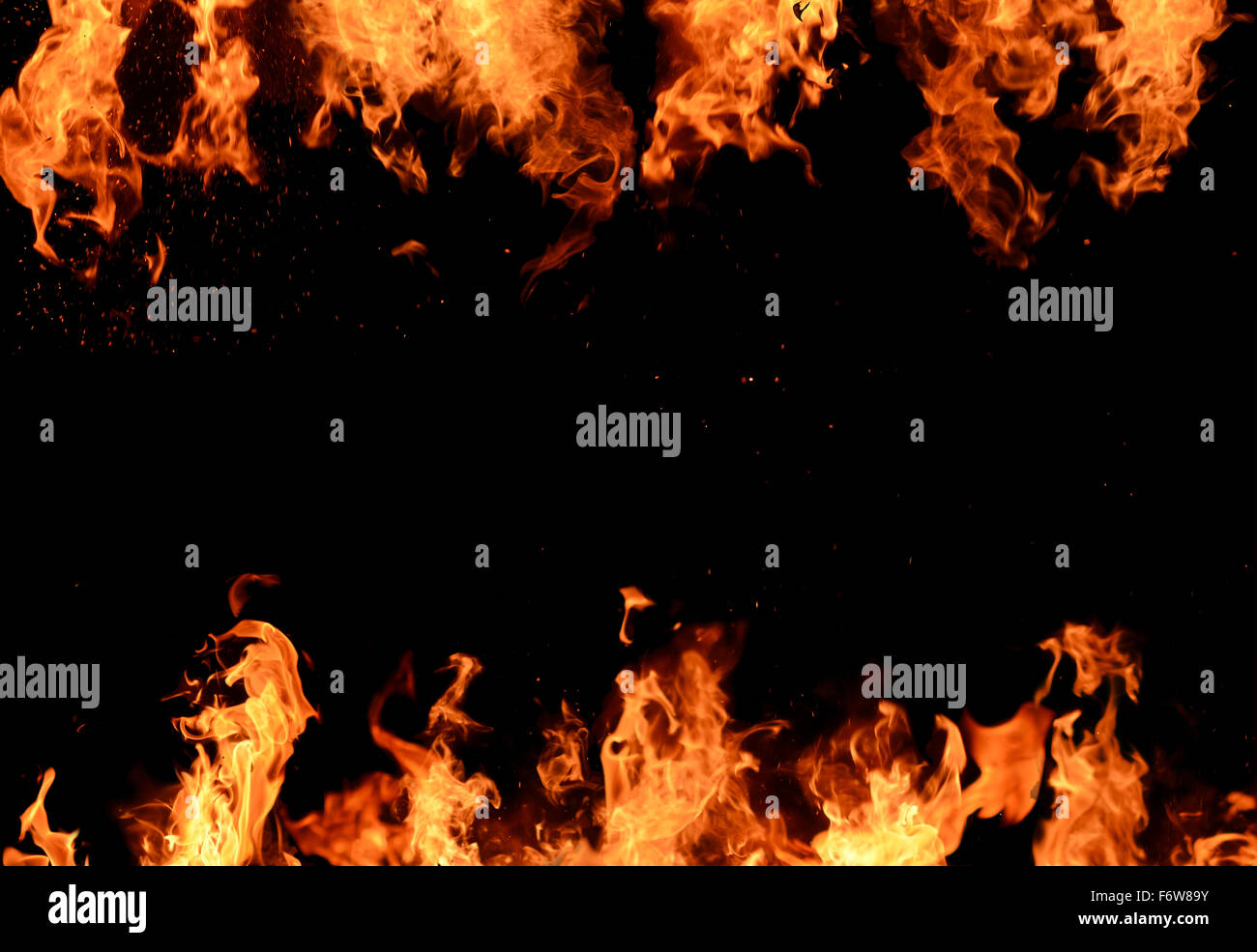 Lodernden Flammen auf schwarzem Hintergrund Stockfoto