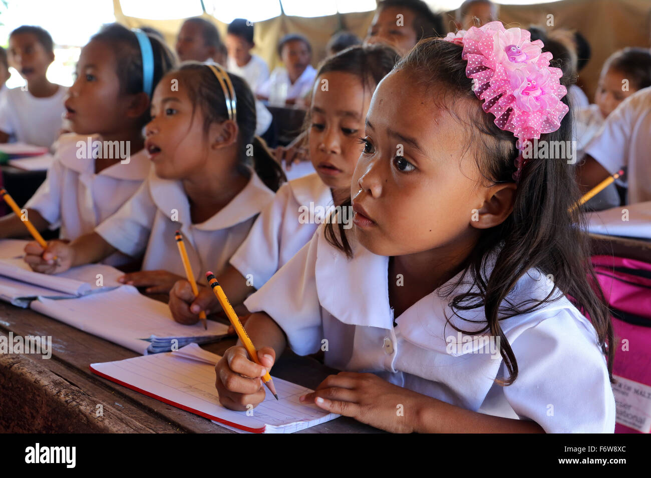 Schüler lernen in einem Klassenzimmer in ein Zelt, Hilantagaan Insel Cebu Provinz, den Philippinen, Asien Stockfoto