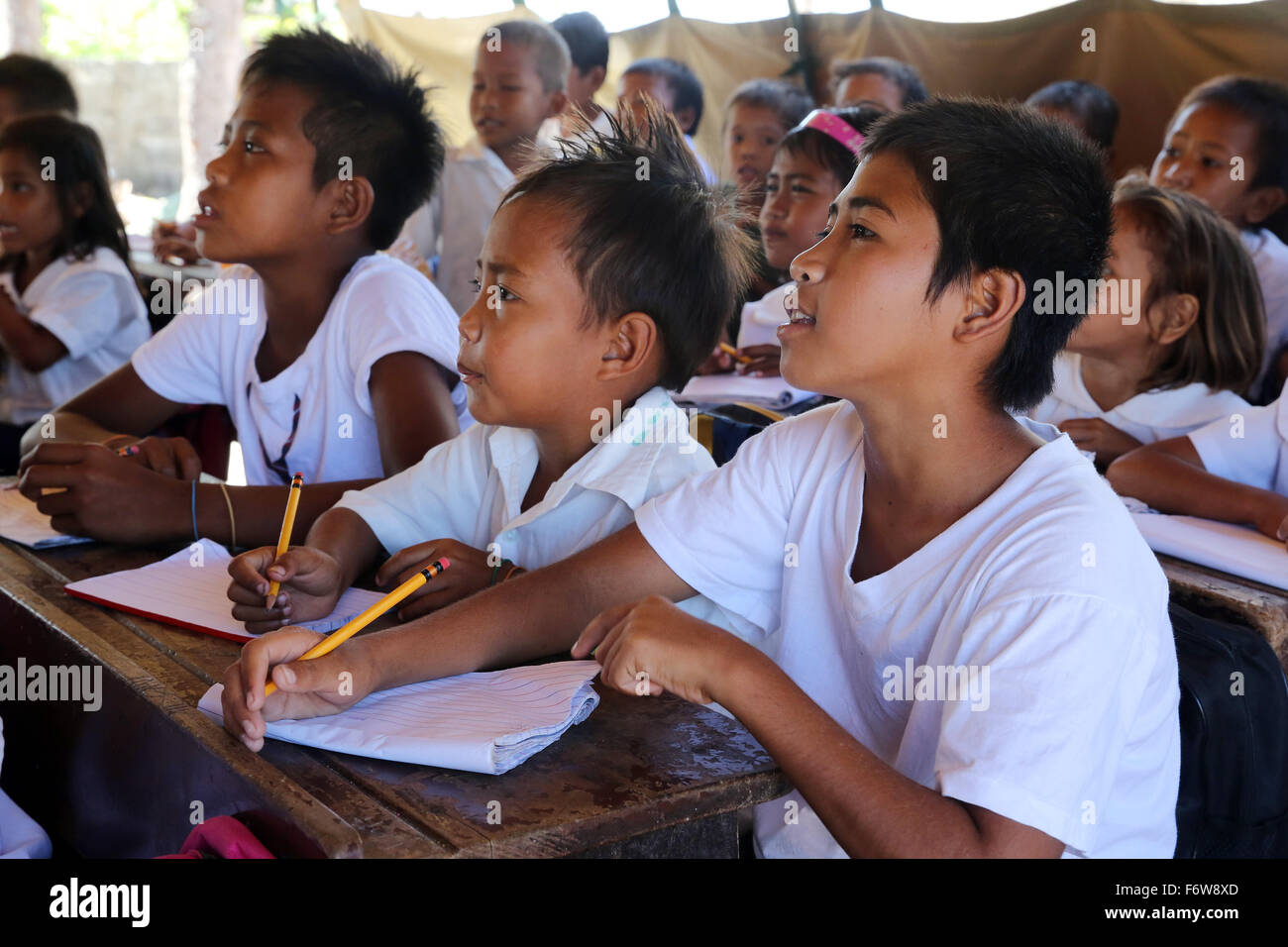 Schüler lernen in einem Klassenzimmer in ein Zelt, Hilantagaan Insel Cebu Provinz, den Philippinen, Asien Stockfoto