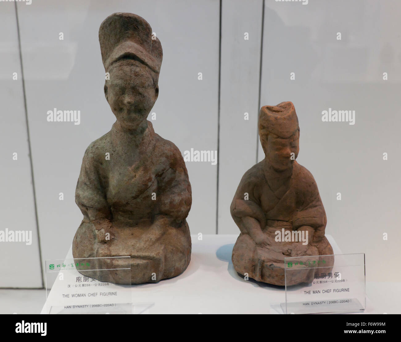 Keramik Figuren Darstellung Köche aus der Han-Zeit angezeigt (206BC).-220AD) im Museum der Sichuan-Küche in Chengdu. Stockfoto