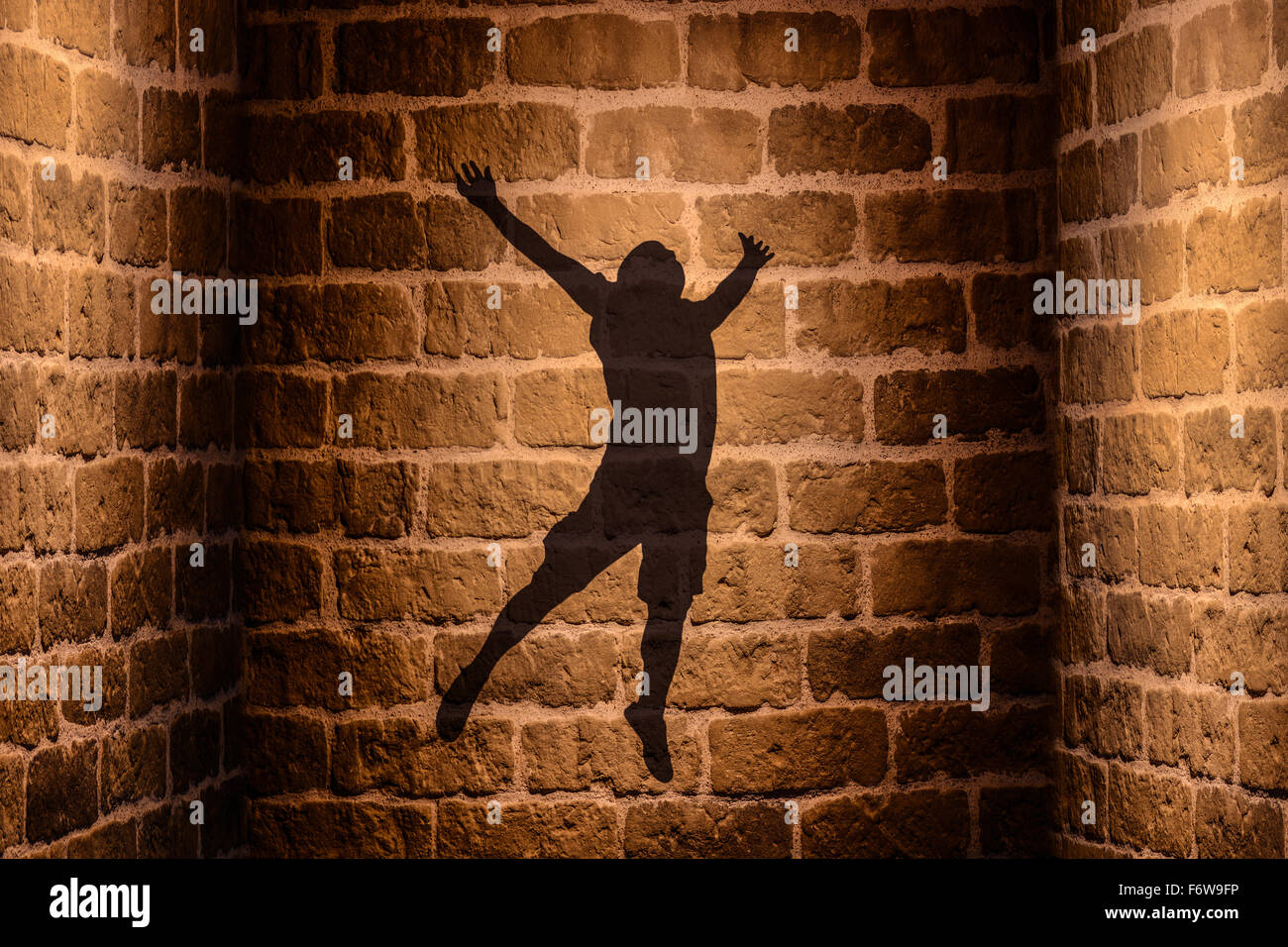 Mann Schatten springen an der Wand Stockfoto