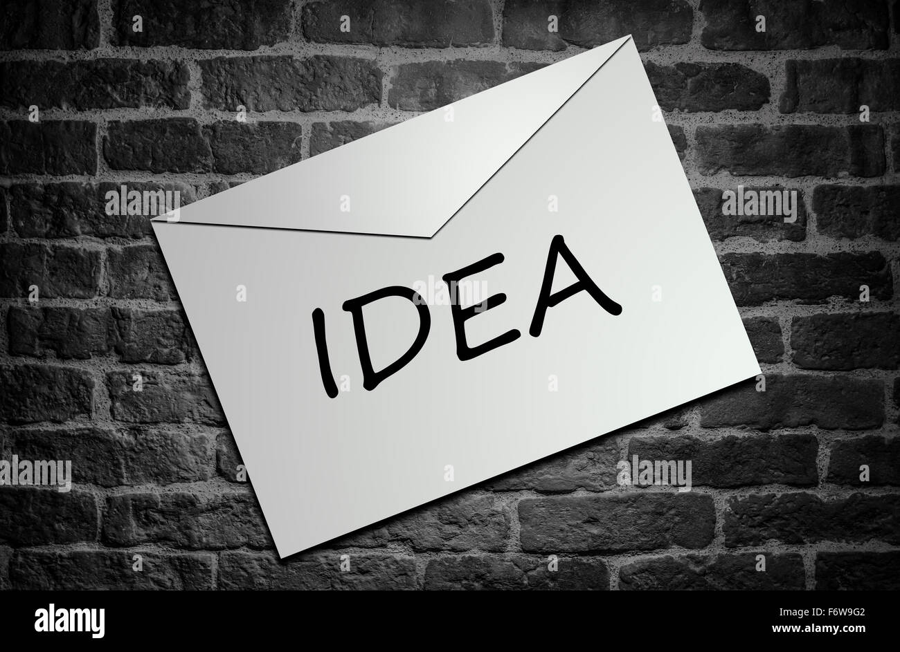 Idee-Konzept-Umschlag an der Wand Stockfoto